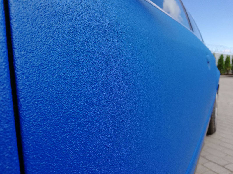Защита кузова автомобиля полимерным покрытием Line-X ярко голубого цвета, от ударов, царапин и коррозии