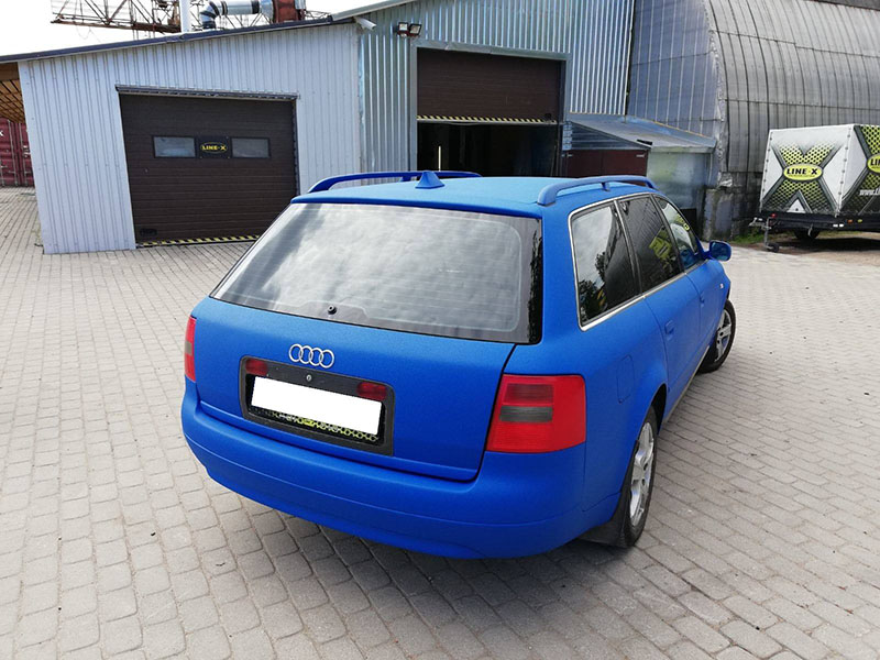 Защита кузова автомобиля полимерным покрытием Line-X ярко голубого цвета, от ударов, царапин и коррозии