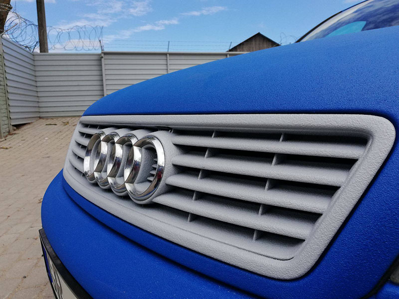 Защита кузова автомобиля полимерным покрытием Line-X ярко голубого цвета, от ударов, царапин и коррозии