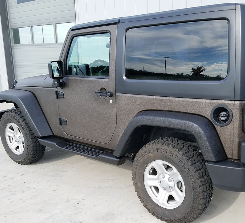 Защита кузова внедорожника Jeep Wrangler полимерным покрытием Line-X от механических повреждений и коррозии