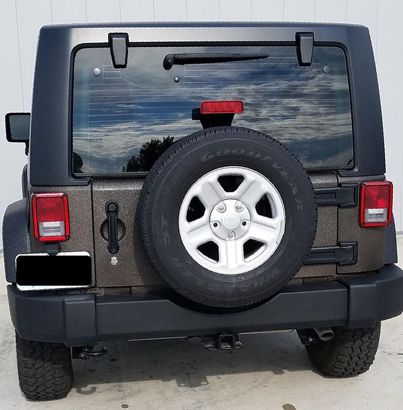 Защита кузова внедорожника Jeep Wrangler полимерным покрытием Line-X от механических повреждений и коррозии