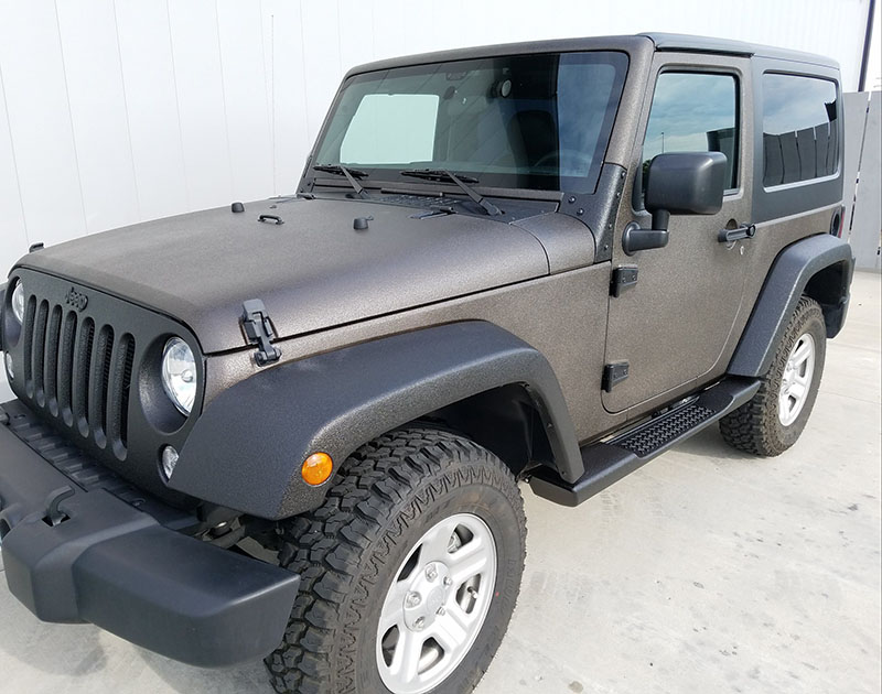 Защита кузова внедорожника Jeep Wrangler полимерным покрытием Line-X от механических повреждений и коррозии