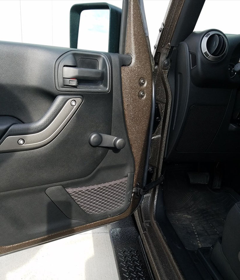 Защита кузова внедорожника Jeep Wrangler полимерным покрытием Line-X от механических повреждений и коррозии