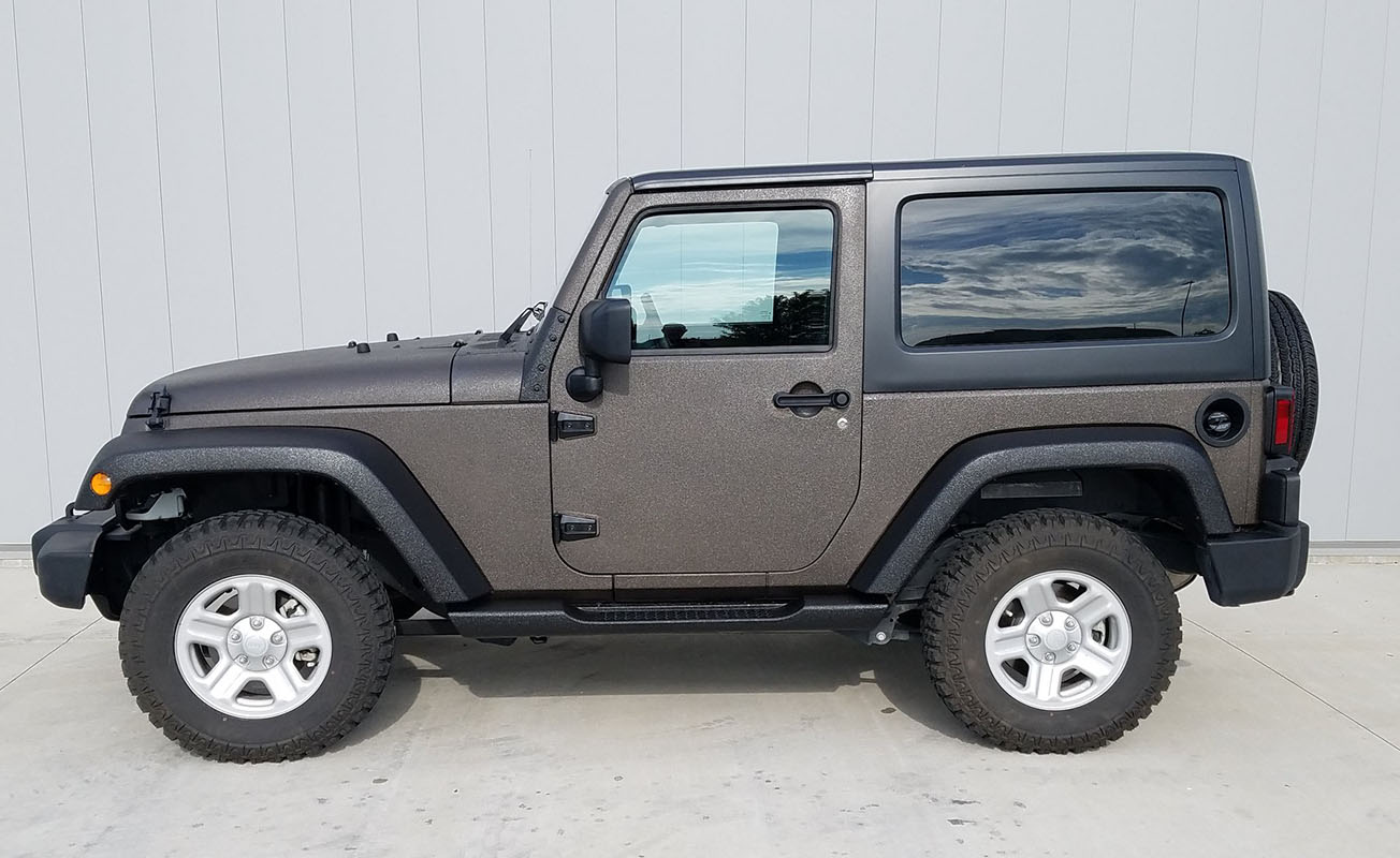 Защита кузова внедорожника Jeep Wrangler полимерным покрытием Line-X от механических повреждений и коррозии