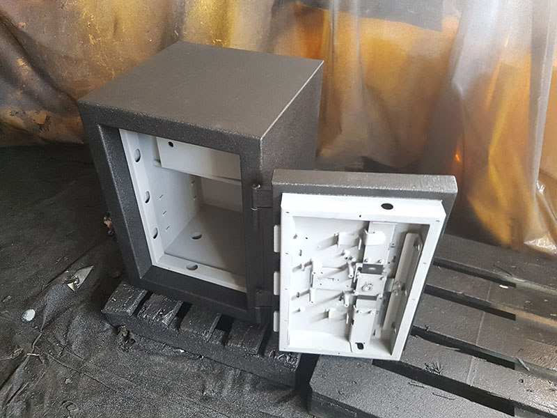 Защита несгораемого сейфа покрытием Line-X от царапин и коррозии