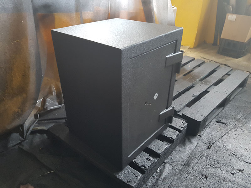 Защита несгораемого сейфа покрытием Line-X от царапин и коррозии