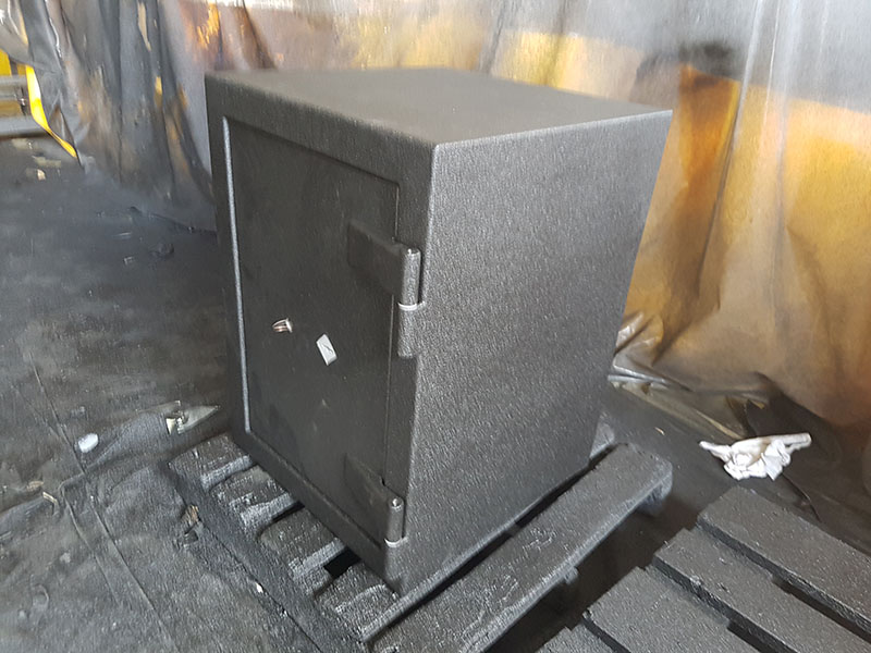 Защита несгораемого сейфа покрытием Line-X от царапин и коррозии