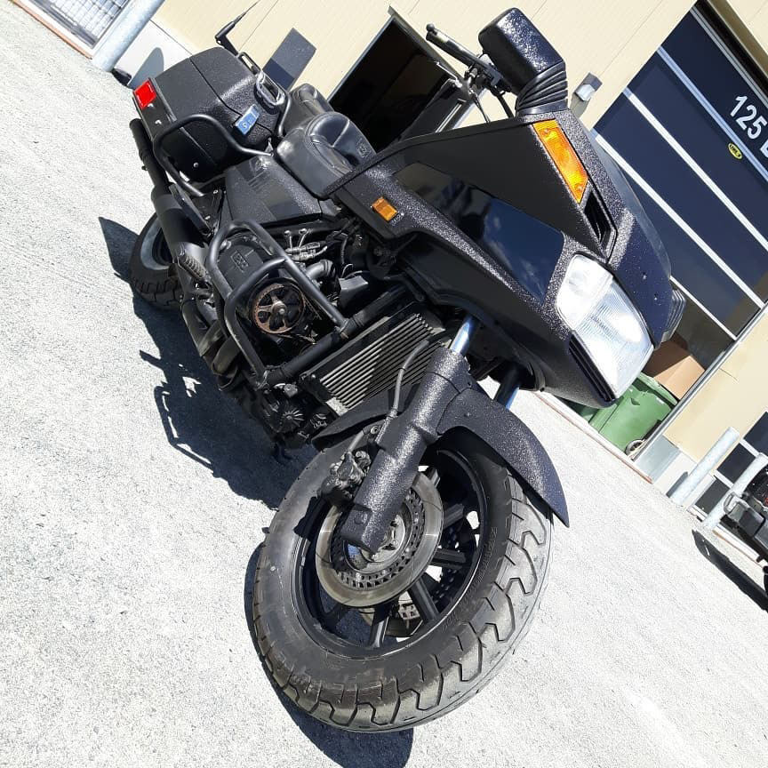 Косметический ремонт видавшего виды двухколесного супертяжёлого круизера с использованием защитного полимерного покрытия Line-X