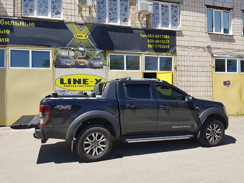 Защита багажника пикапа Ford Ranger полимерным покрытием Line-X от царапин и истирания