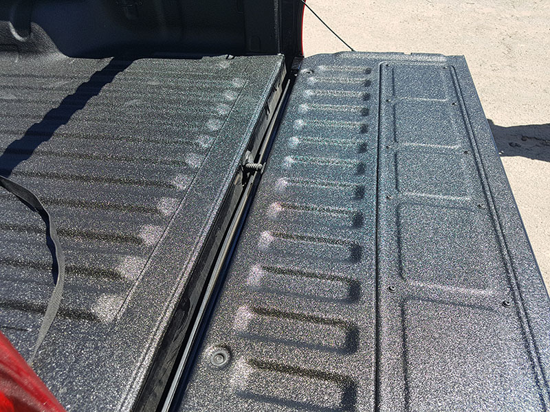 Защита багажника пикапа Ford Ranger полимерным покрытием Line-X от царапин и истирания
