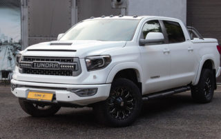 Кузов внедорожного пикапа Toyota Tundra 2011 в белом защитном покрытии Line-X Ultra