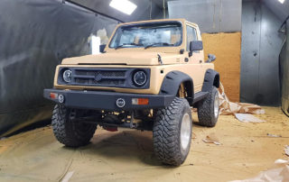 Защита кузова внедорожника Suzuki Samurai от механических повреждений и коррозии полимерным покрытием Line- X.