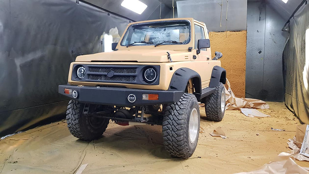 Защита кузова внедорожника Suzuki Samurai от механических повреждений и коррозии полимерным покрытием Line- X.