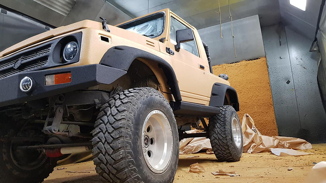 Защита кузова внедорожника Suzuki Samurai от механических повреждений и коррозии полимерным покрытием Line- X.