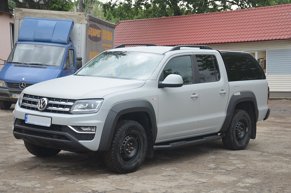 полностью окрашенный защитным покрытием Line-X пикап Volkswagen Amarok