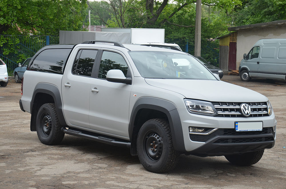 полностью окрашенный защитным покрытием Line-X пикап Volkswagen Amarok