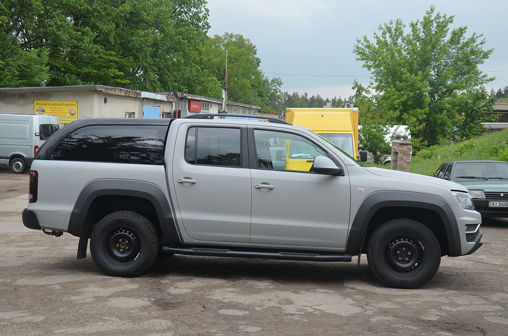 полностью окрашенный защитным покрытием Line-X пикап Volkswagen Amarok