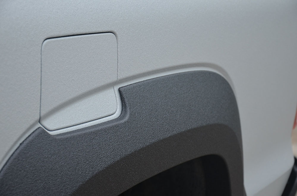 полностью окрашенный защитным покрытием Line-X пикап Volkswagen Amarok