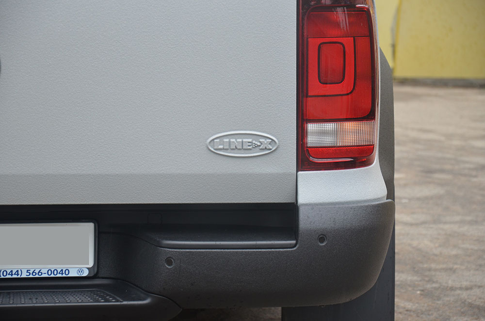 полностью окрашенный защитным покрытием Line-X пикап Volkswagen Amarok