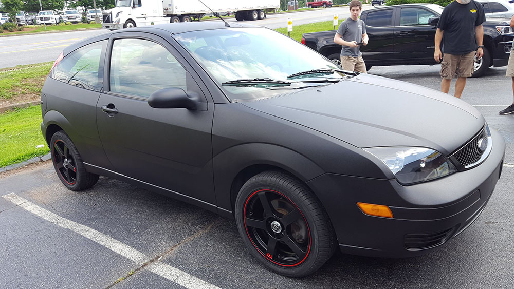 Защита кузова автомобиля Ford Focus полимерным покрытием Line X от ударов, царапин и коррозии