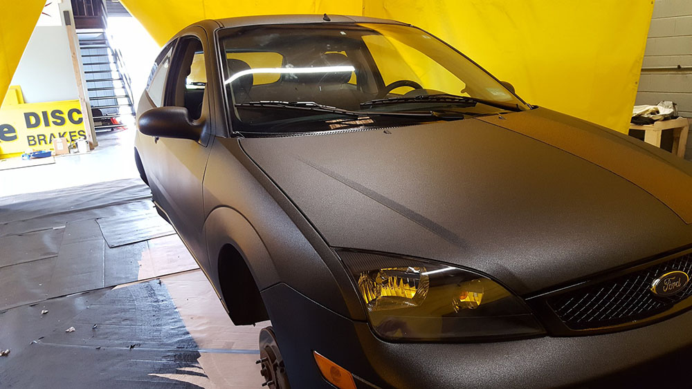 Защита кузова автомобиля Ford Focus полимерным покрытием Line X от ударов, царапин и коррозии