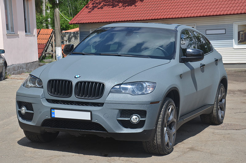Защита кроссовера BMW X6 полимерным покрытием Line-X от механических повреждении коррозии