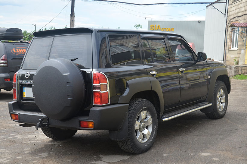 Защита начесных аксессуаров внедорожника Nissan Patrol полимерным покрытием Line-X от сколов, ударов и царапин