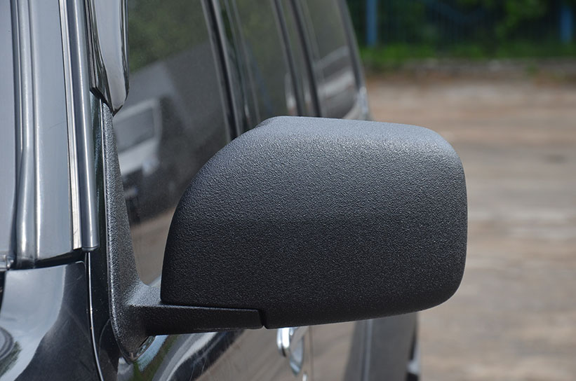 Защита начесных аксессуаров внедорожника Nissan Patrol полимерным покрытием Line-X от сколов, ударов и царапин