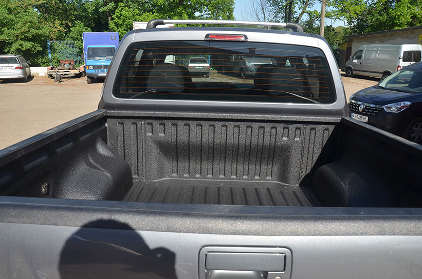 Защита багажного отделения пикапа Volkswagen Amarok полимерным покрытием Line-X, от механических повреждений и коррозии