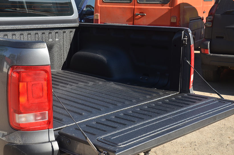 Защита багажного отделения пикапа Volkswagen Amarok полимерным покрытием Line-X, от механических повреждений и коррозии