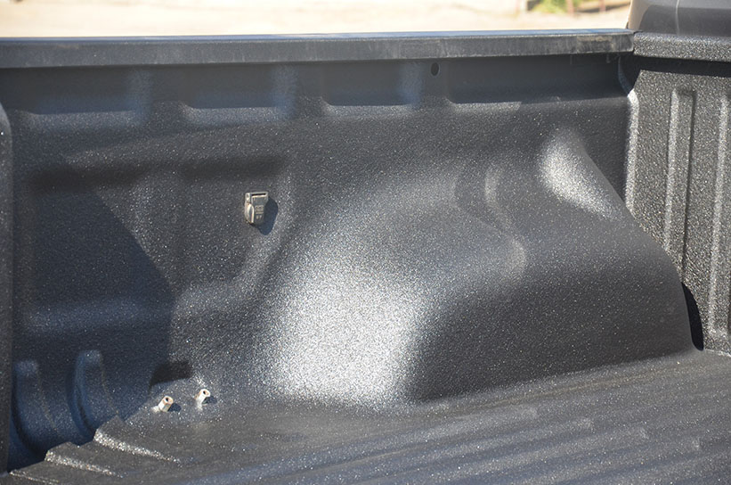 Защита багажного отделения пикапа Volkswagen Amarok полимерным покрытием Line-X, от механических повреждений и коррозии
