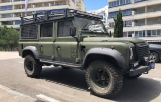 Защита внедорожника Land Rover Defender от ржавчины и механических повреждений полимерным покрытием Line-X