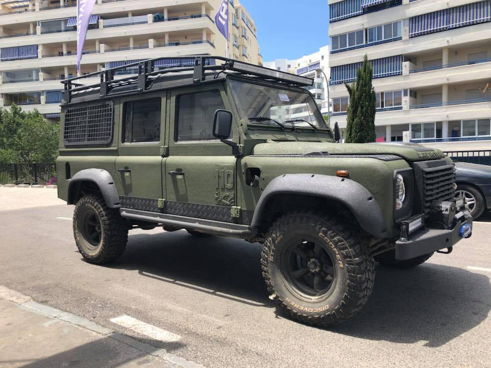 Защита внедорожника Land Rover Defender от ржавчины и механических повреждений полимерным покрытием Line-X
