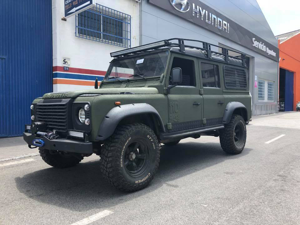Защита внедорожника Land Rover Defender от ржавчины и механических повреждений полимерным покрытием Line-X