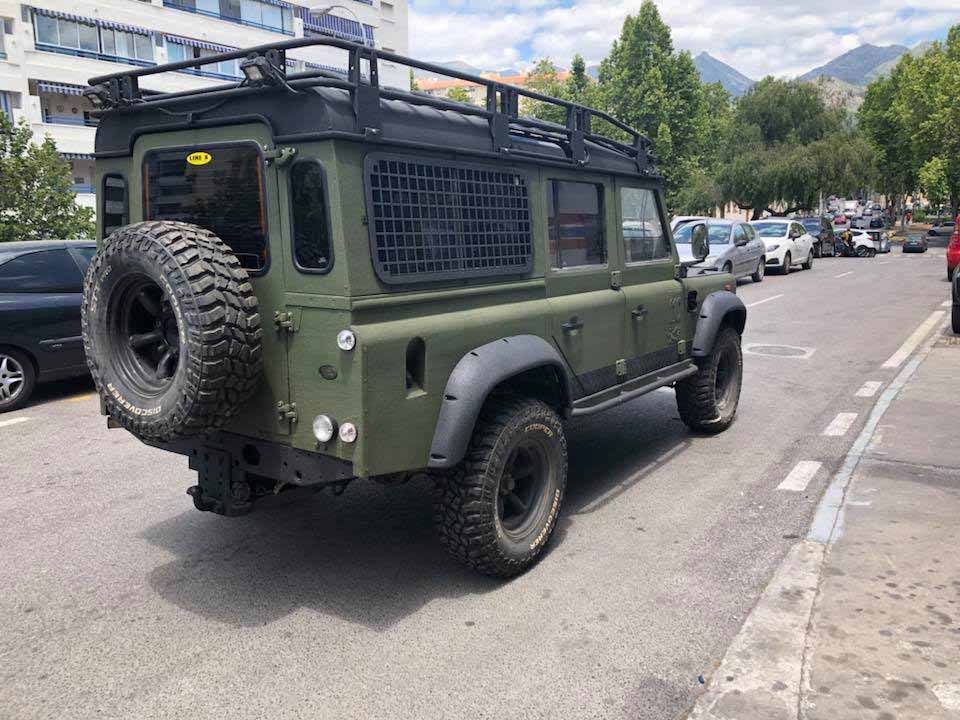 Защита внедорожника Land Rover Defender от ржавчины и механических повреждений полимерным покрытием Line-X