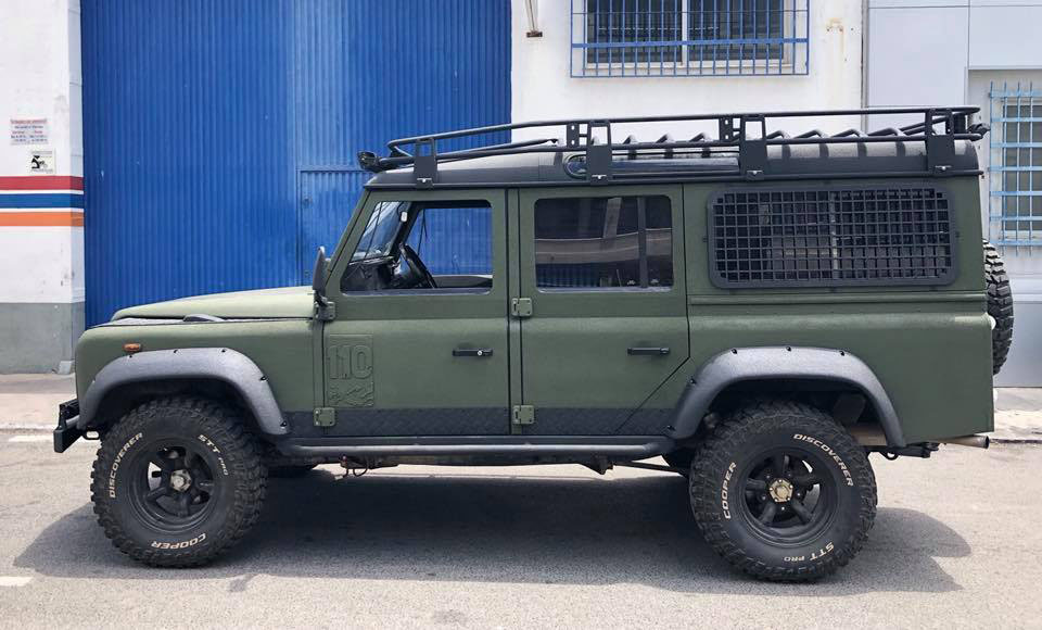 Защита внедорожника Land Rover Defender от ржавчины и механических повреждений полимерным покрытием Line-X