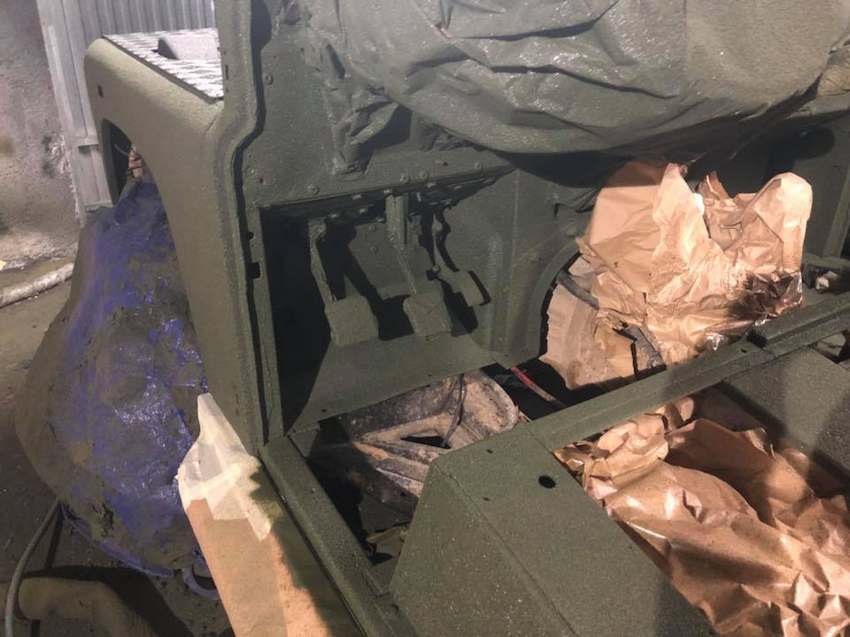 Защита внедорожника Land Rover Defender от ржавчины и механических повреждений полимерным покрытием Line-X