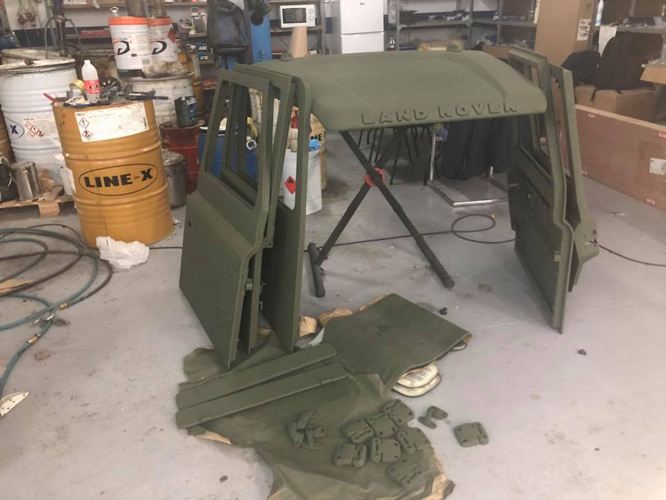 Защита внедорожника Land Rover Defender от ржавчины и механических повреждений полимерным покрытием Line-X