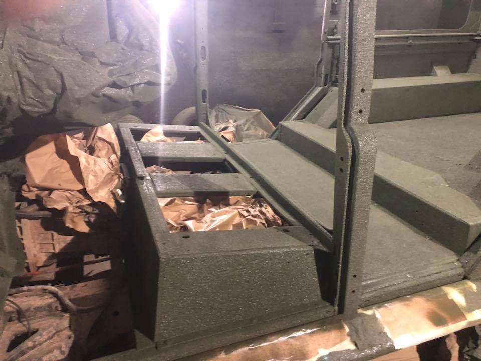 Защита внедорожника Land Rover Defender от ржавчины и механических повреждений полимерным покрытием Line-X