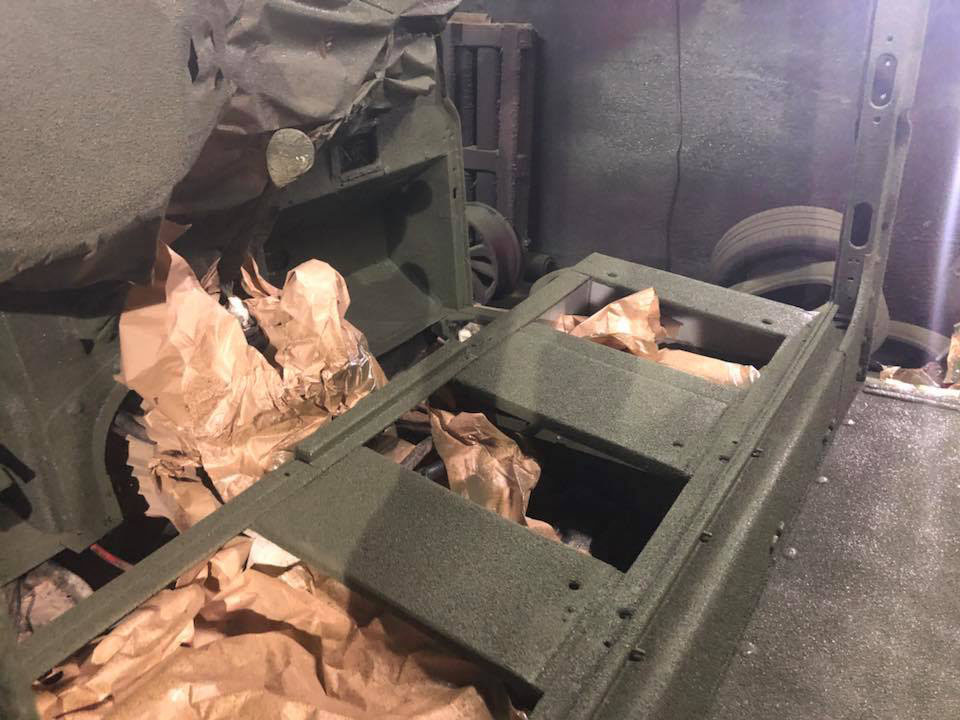 Защита внедорожника Land Rover Defender от ржавчины и механических повреждений полимерным покрытием Line-X