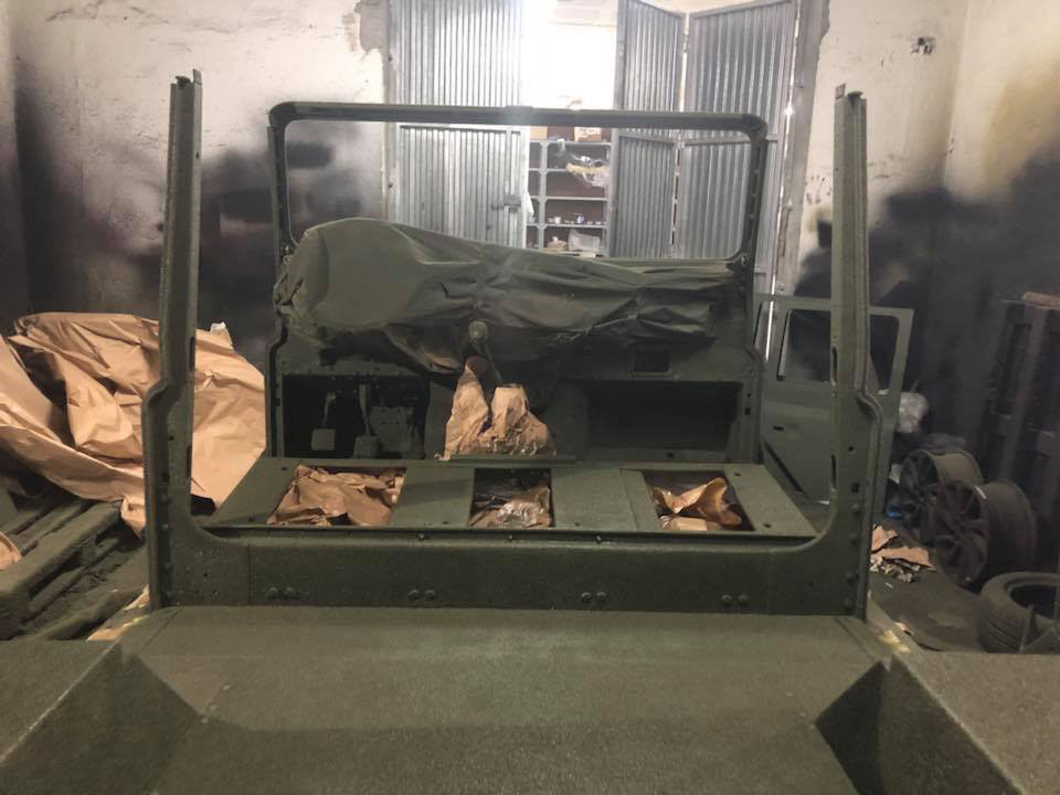 Защита внедорожника Land Rover Defender от ржавчины и механических повреждений полимерным покрытием Line-X