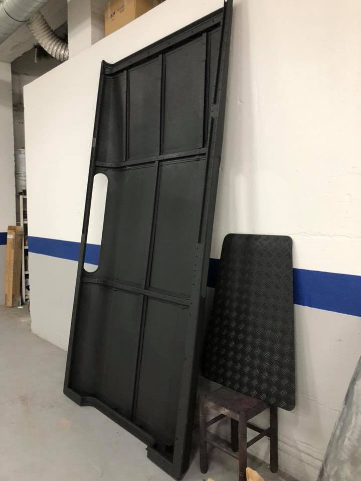 Защита внедорожника Land Rover Defender от ржавчины и механических повреждений полимерным покрытием Line-X