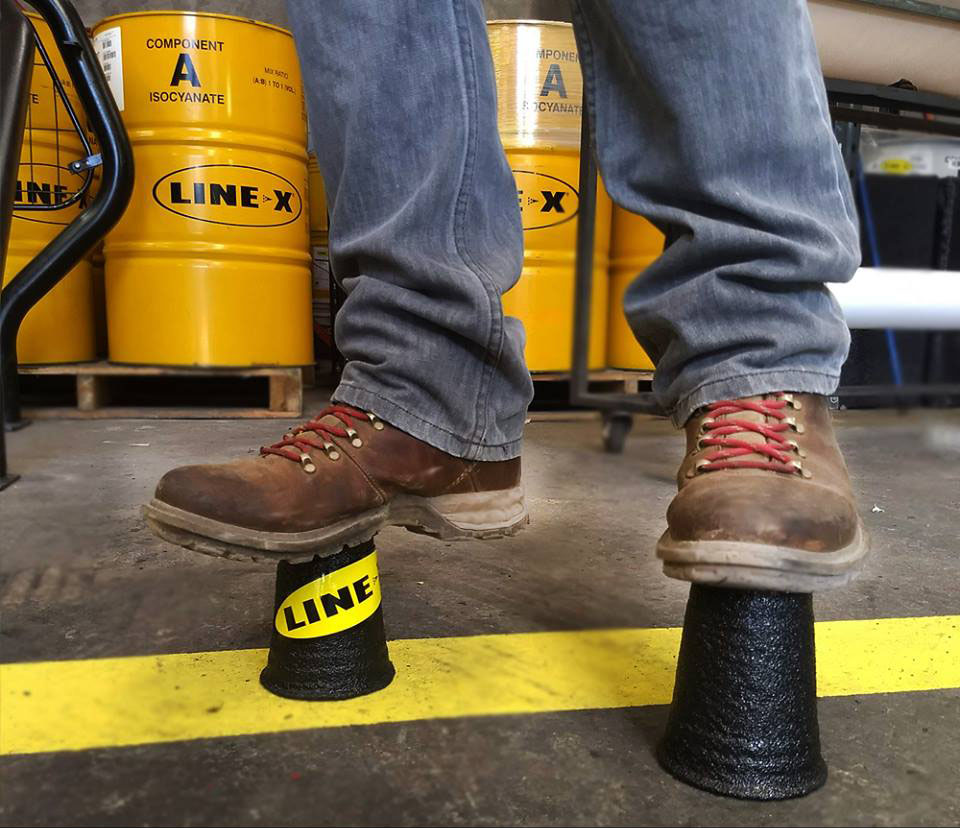 Защита легко разрушаемых материалов, изделий из пенопласта полимерным покрытием Line-X.