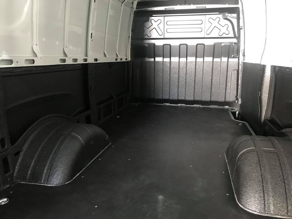 Защита внутренних поверхностей грузового фургона IVECO полимерным покрытием Line-X от механических повреждений и коррозии