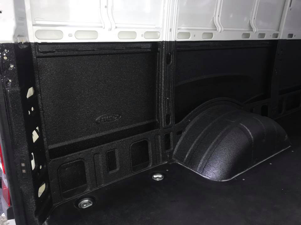 Защита внутренних поверхностей грузового фургона IVECO полимерным покрытием Line-X от механических повреждений и коррозии