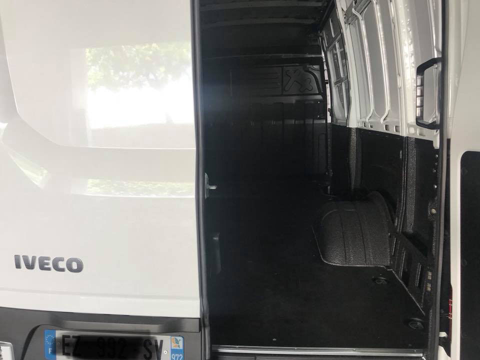 Защита внутренних поверхностей грузового фургона IVECO полимерным покрытием Line-X от механических повреждений и коррозии