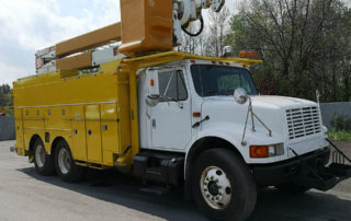 Защита автокрана с монтажной люлькой от механических повреждении и коррозии полимерным покрытием Line-X