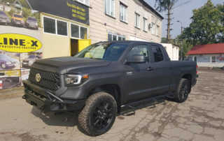 Защита кузова пикапа Toyota Tundra полимерным покрытием Line-X черного цвета, от механических повреждений и коррозии
