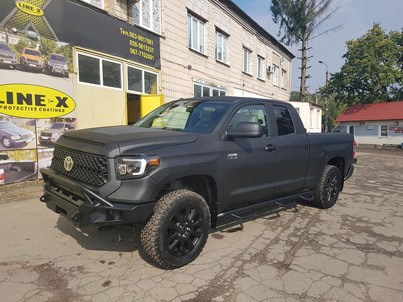 Защита кузова пикапа Toyota Tundra полимерным покрытием Line-X черного цвета, от механических повреждений и коррозии
