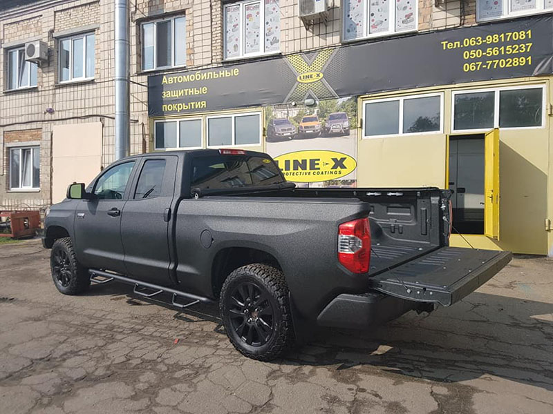 Защита кузова пикапа Toyota Tundra полимерным покрытием Line-X черного цвета, от механических повреждений и коррозии